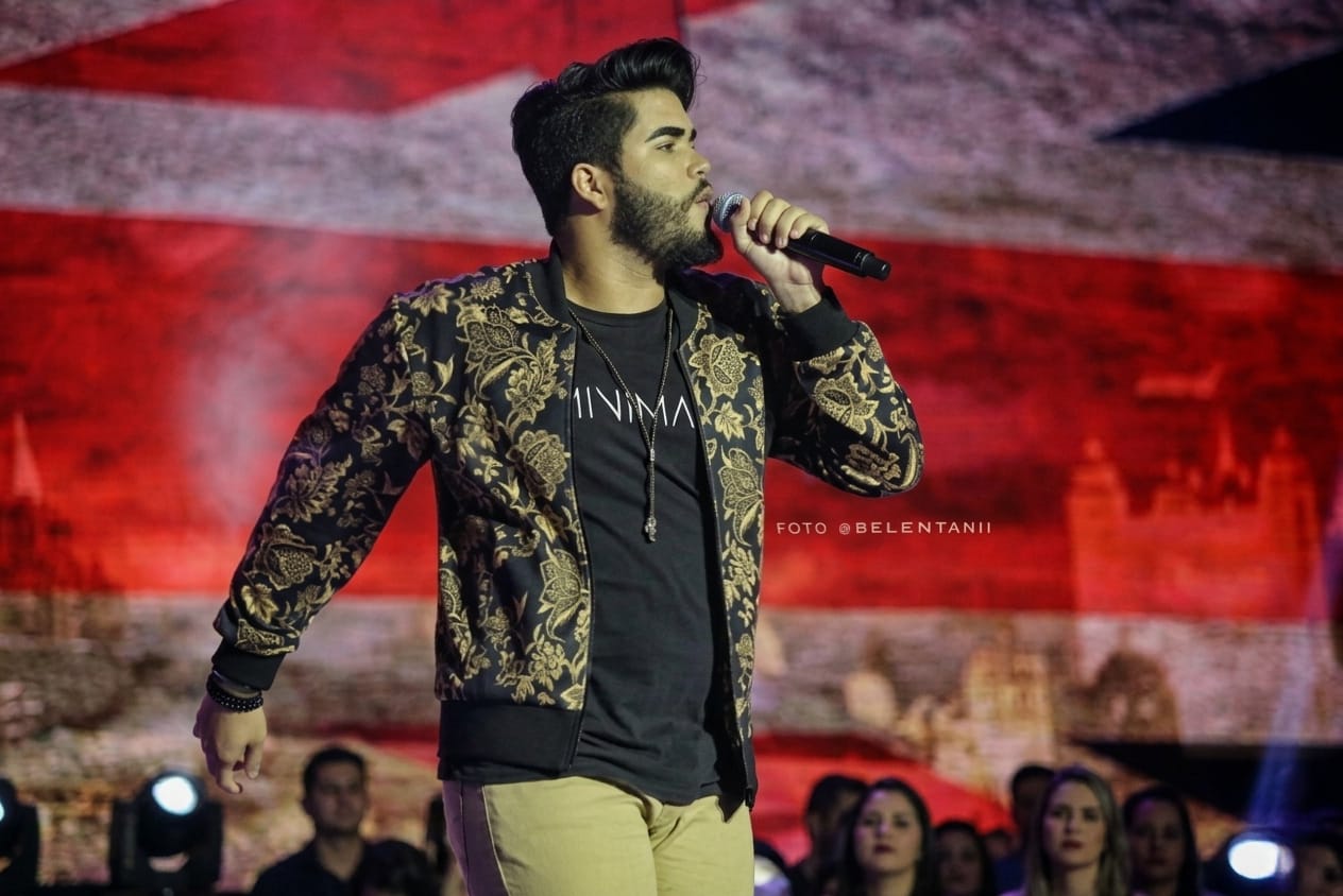 Raphael Callner em apresentação ao vivo